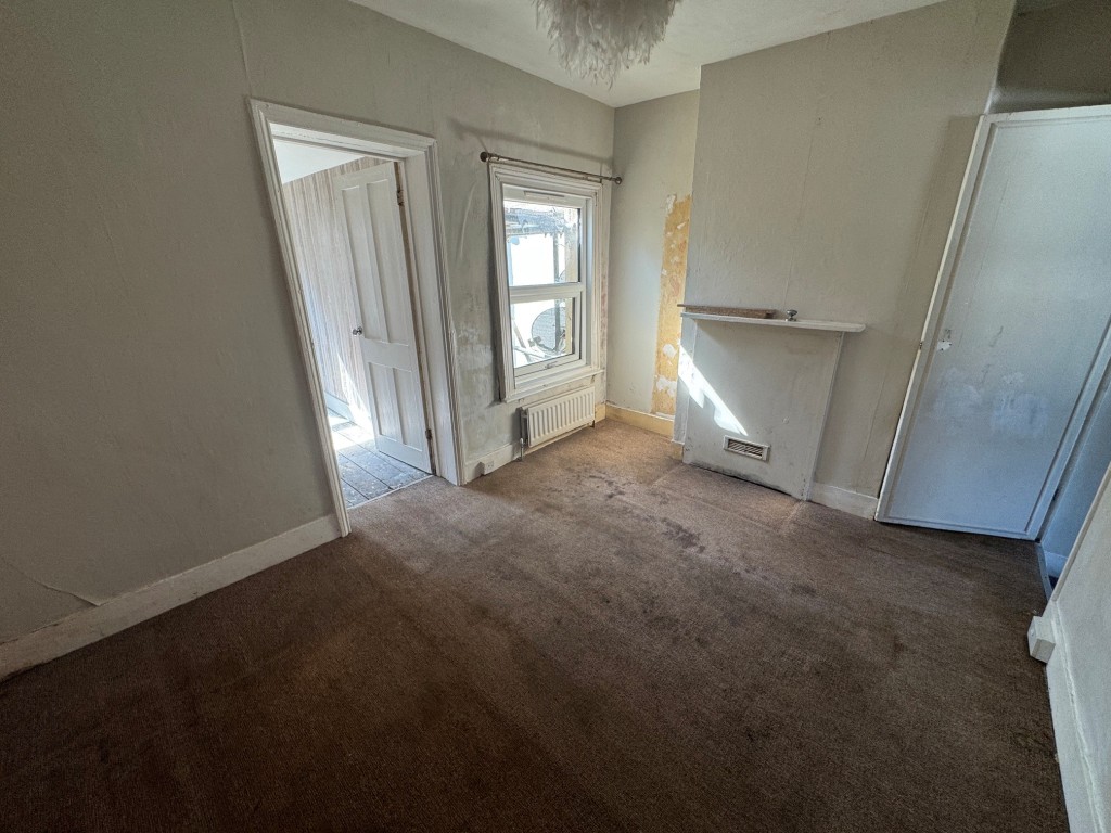 Lot: 202 - THREE-BEDROOM TERRACE HOUSE FOR IMPROVEMENT - Bedroom 2 alternative view